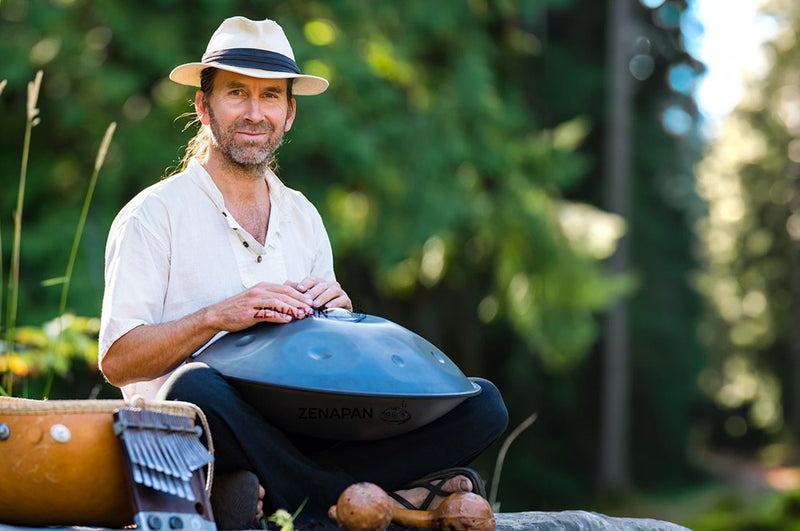 Handpan relaxation, méditation, son harmonieux, homme joue du handpan dans la foret